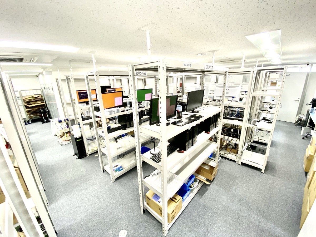 ダビングコピー革命の作業場 — パソコンとビデオデッキが並ぶDVD作成・DATA作成の現場